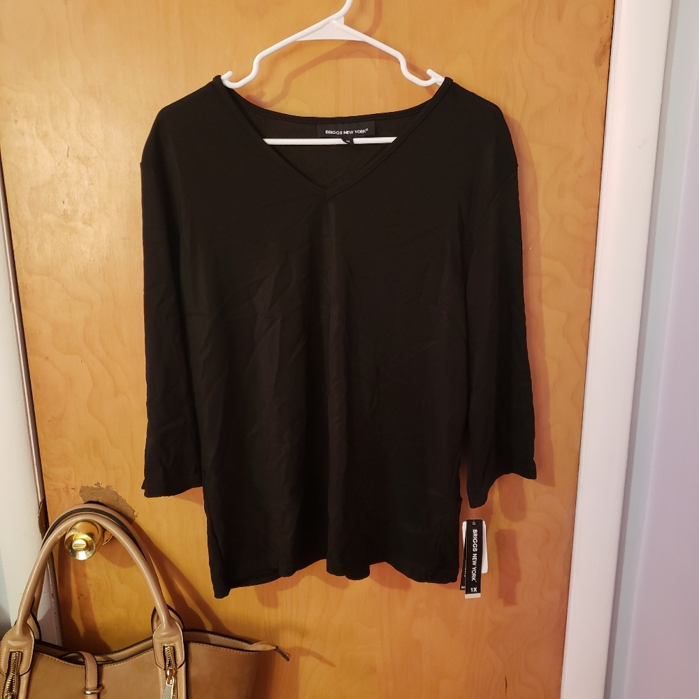 Briggs New York stretch v neck tee NWT
